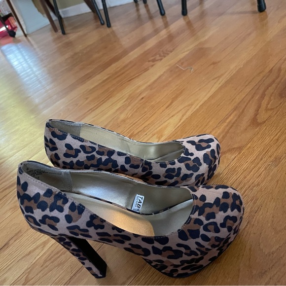 Women’s leopard print heels sz 8 - Picture 4 of 5